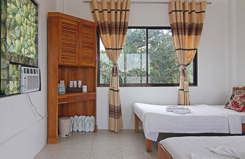 Tagbilaran House | Comfortable Darcey Residences: Family-Friendly with Spa