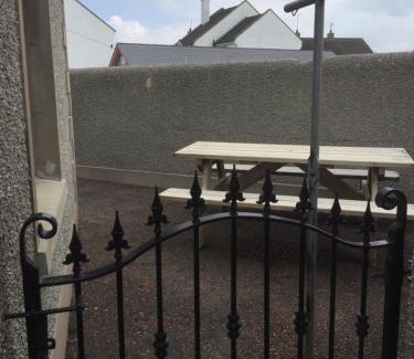Ballymoney House | Charming Dark Hedges Cottage: Guest Rated 9/10 with Breakfast