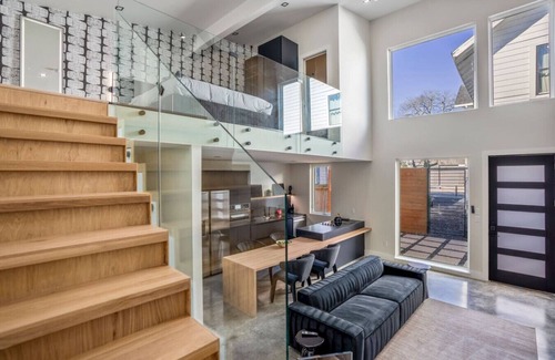 East Downtown Houston House | Stylish Retreat at The O’Four Lofts - Midnight Lux
