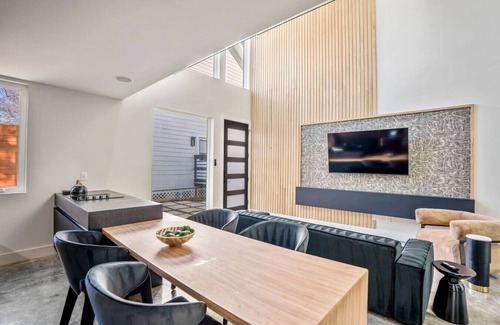 East Downtown Houston House | Stylish Retreat at The O’Four Lofts - Midnight Lux