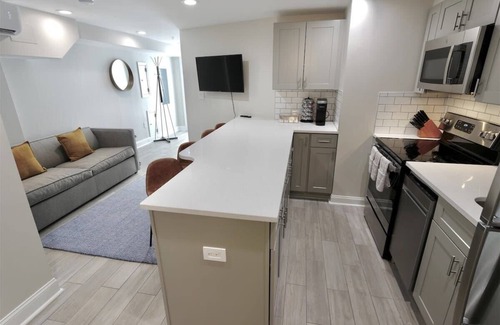 Hill East Apartment | Convenient Capitol Hill Apartment - Steps to Metro & Amenities