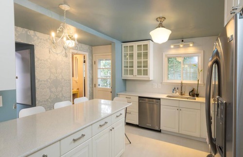 Edina House | Cozy Holiday Retreat: Pet and Child Friendly Escape