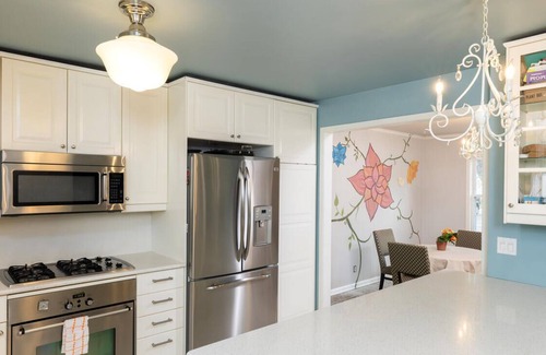 Edina House | Cozy Holiday Retreat: Pet and Child Friendly Escape