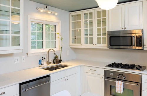 Edina House | Cozy Holiday Retreat: Pet and Child Friendly Escape