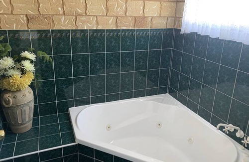 Bourke Hotel | Charming Darling River Motel with Family-Friendly Amenities