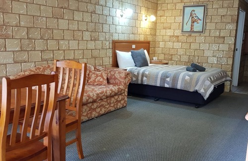 Bourke Hotel | Charming Darling River Motel with Family-Friendly Amenities