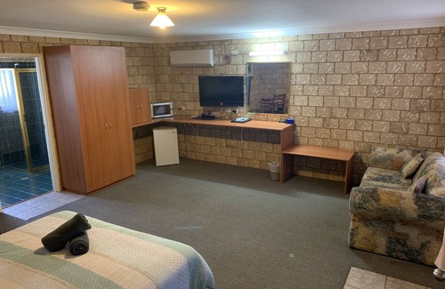 Bourke Hotel | Charming Darling River Motel with Family-Friendly Amenities