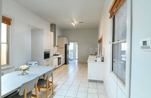 Dubbo House | Darling St - Pet-Friendly CBD Retreat with Breakfast Included