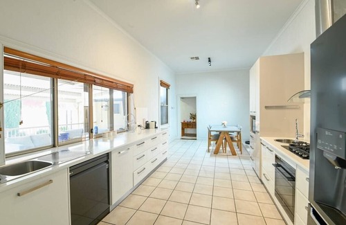 Dubbo House | Darling St - Pet-Friendly CBD Retreat with Breakfast Included