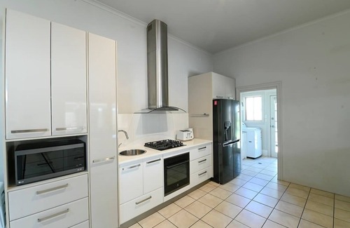 Dubbo House | Darling St - Pet-Friendly CBD Retreat with Breakfast Included