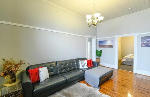 Dubbo House | Darling St - Pet-Friendly CBD Retreat with 10/10 Reviews