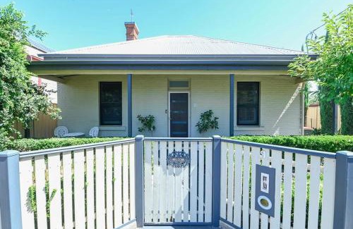 Dubbo House | Darling St - Pet-Friendly CBD Retreat with 10/10 Reviews