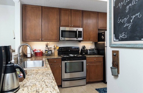 Oxford Condo | Charming Townhouse Steps from Stadiums and THE GROVE