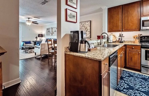 Oxford Condo | Charming Townhouse Steps from Stadiums and THE GROVE
