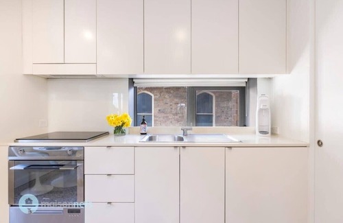 Woolloomooloo Apartment | Stylish Darlinghurst Apartment with A/C and Balcony Close to CBD