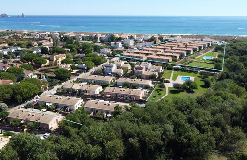 Mas Pinell House | Daró 3D 23: Poolside Stay Just Steps from the Beach