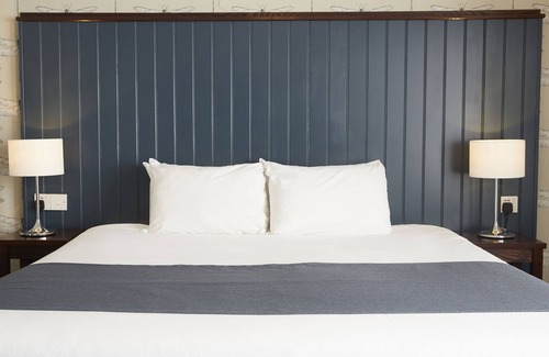 Darrington Hotel | Family-Friendly Darrington Hotel with Restaurant & Kitchen