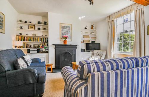 Aldeburgh House | Family-Friendly Dart Cottage: Pet Welcoming Retreat