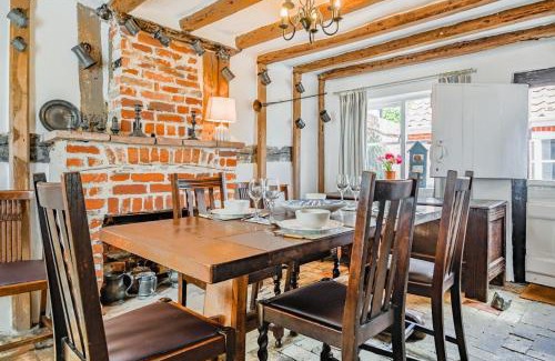 Aldeburgh House | Family-Friendly Dart Cottage: Pet Welcoming Retreat