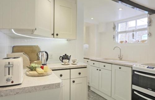 Aldeburgh House | Family-Friendly Dart Cottage: Pet Welcoming Retreat