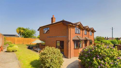 Totland Bay House | Family-Friendly Dartmouth House with a 9.5/10 Guest Rating