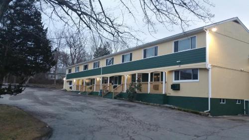 North Dartmouth Hotel | Family-Friendly Dartmouth Motor Inn with Hot Tub & Breakfast
