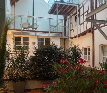 Heppenheim Apartment | Scenic Oceanfront Stay at Das schiefe Haus Wohnung