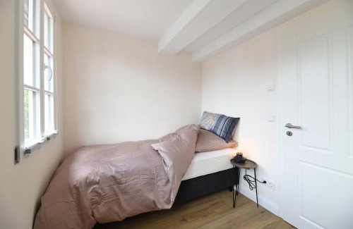 Heppenheim Apartment | Scenic Oceanfront Stay at Das schiefe Haus Wohnung
