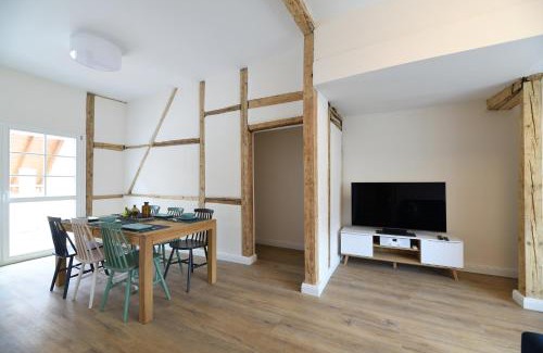 Heppenheim Apartment | Scenic Oceanfront Stay at Das schiefe Haus Wohnung