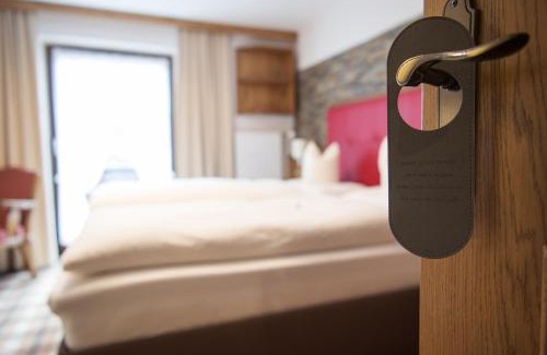 Sankt Anton am Arlberg House | Pet-Friendly Das Elisabeth: Oceanfront Spa & Hot Tub Retreat