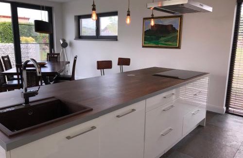 Jois Villa | Stylish Retreat at das Haus in Jois: Pool & Family-Friendly