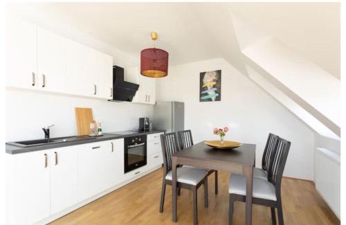 Funfhaus Apartment | Modern Penthouse Near Schönbrunn with Amazing Terrace