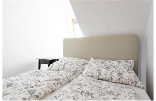 Funfhaus Apartment | Modern Penthouse Near Schönbrunn with Amazing Terrace