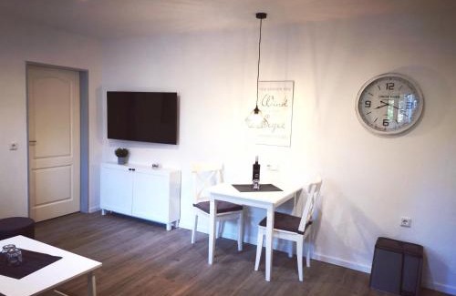 Norddeich Apartment | Idyllic Das Inselhaus: Ocean View & Family-Friendly Stay