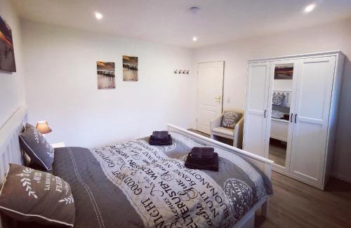 Norddeich Apartment | Idyllic Das Inselhaus: Ocean View & Family-Friendly Stay