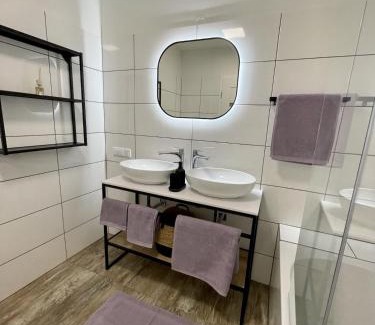 Weißgerber Apartment | Das Kunsthaus und Hundertwasserhaus nebenan l HG26