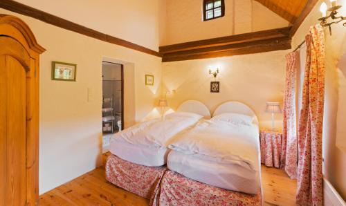 Steinakirchen am Forst House | Experience Tranquility at Laffelberghaus with Ocean Views