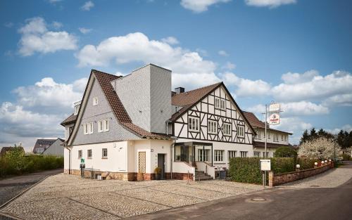 Tratzhof Hotel | Relax at Das Landhotel am Trätzhof Fulda with Hot Tub Access