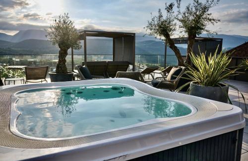 Caldaro Sulla Strada del Vino Hotel | Top-Rated Das Panorama Dependance with Oceanfront Amenities
