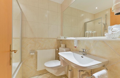 Au Hotel | Experience Das Schiff in den Bergen: 4-Star Comfort Awaits
