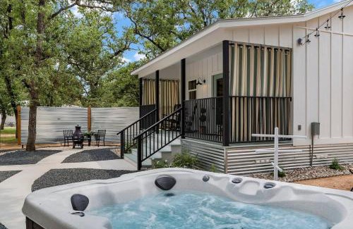 Fredericksburg House | Delightful Das Woerner Haus with Hot Tub - Rated 10/10