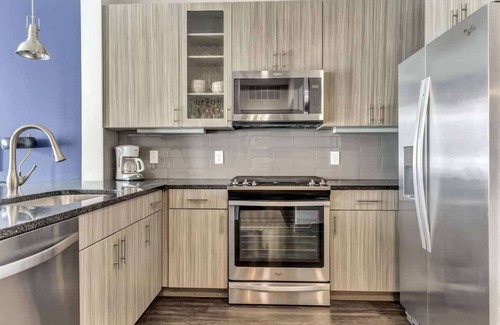 Richardson Apartment | Stylish 1BR Suite with Pool, Gym & Free Breakfast