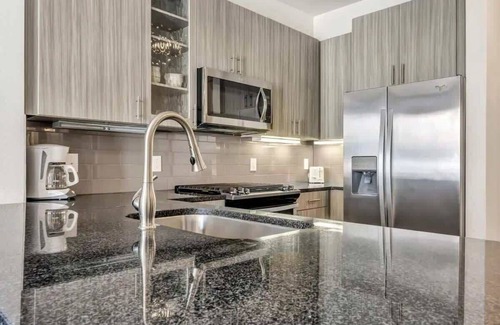 Richardson Apartment | Stylish 1BR Suite with Pool, Gym & Free Breakfast