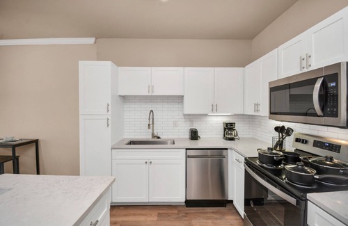 Willow Meadows/Willowbend Area Apartment | Elegant King Suite for Extended Stays in Galleria Area