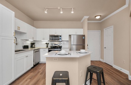Willow Meadows/Willowbend Area Apartment | Elegant King Suite for Extended Stays in Galleria Area