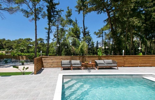 Ixia House | Discover DASILIO: Pet-Friendly Escape with Spa & Pool
