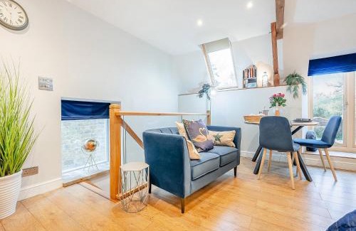 Fenny Compton House | Discover Dassett View: Pet-Friendly Retreat with 9.8 Rating