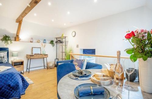 Fenny Compton House | Discover Dassett View: Pet-Friendly Retreat with 9.8 Rating