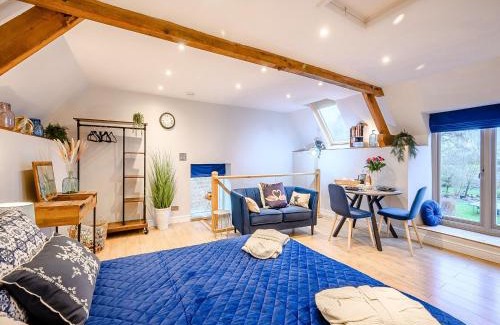 Fenny Compton House | Discover Dassett View: Pet-Friendly Retreat with 9.8 Rating