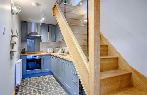 Fenny Compton House | Discover Dassett View: Pet-Friendly Retreat with 9.8 Rating